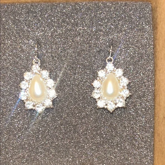 Elegant Silver and Pearl Drop Earrings…open to offers. U can bundle - Picture 4 of 6